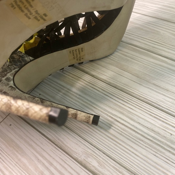 Steve Madden Sleik Sandals size 8 - Picture 8 of 13